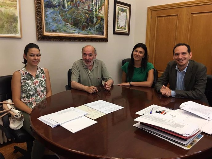 Responsables de la empresa Elmeg se han reunido con el alcalde de Calatayud para explicarle su proyecto en esta localidad zaragozana.