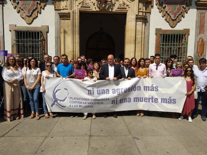 Antonio Ruiz (centro) encabeza la manifestación silenciosa ante la Diputación