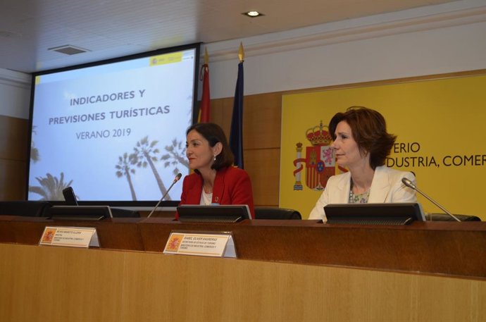 La ministra de Industria, Comercio y Turismo en funciones, Reyes Maroto, y la secretaria de Estado de Turismo, Isabel Oliver, presentan las previsiones turísticas de cara a la temporada de verano