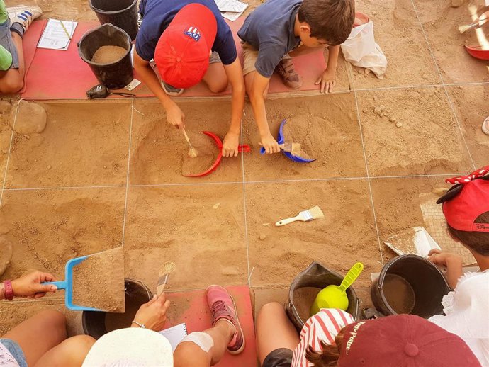 Menores que participan en el programa educativo 'Arqueólogos por un día' que organiza la Comunidad de Madrid