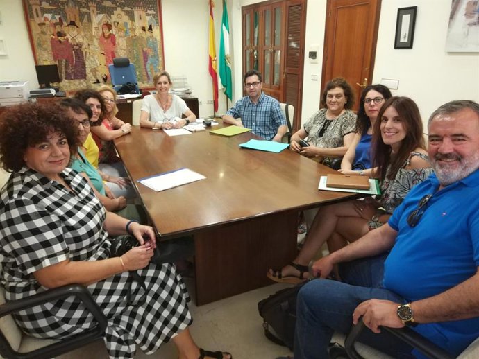 Troncoso (al fondo) se reúne con los responsables de los centros públicos rurales