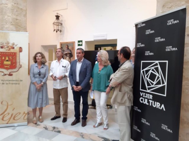Mercedes Colombo junto con la representación del Ayuntamiento de Vejer en la inauguración de la exposición