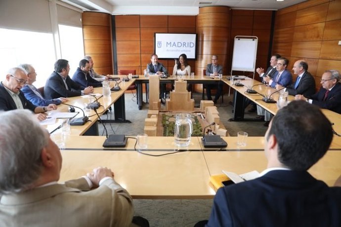 La vicealcaldesa de Madrid, Begoña Villacís, y el delegado de Desarrollo Urbano, Mariano Fuentes, se reúnen con representantes de las Juntas de Compensación de los desarorllos del sureste.