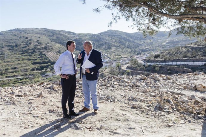 El presidente de la Diputación de Almería, Javier Aureliano García, visita Benizalón