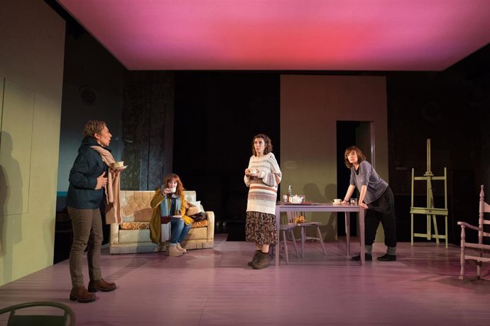 Las actrices de la compañía T de Teatre representan la nueva obra 'Canó per tornar a casa'