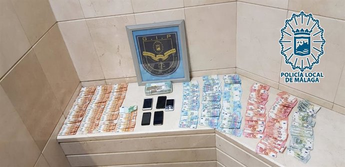 Efectos y dinero intervenido por agentes de la Policía Local de Málaga a tres detenidos en una transacción de droga en plena calle.