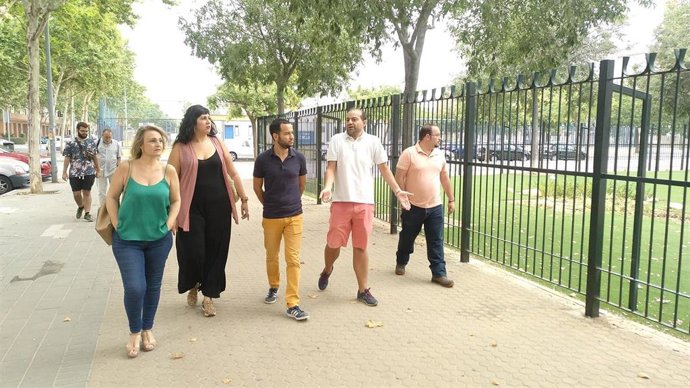 Concejales del Grupo Municipal de Adelante Sevilla en el parque de Los Amarres