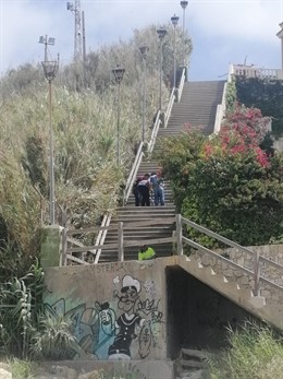 Técnicos analizando una de las bajadas de la playa de Fuentebravía