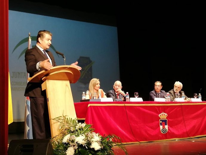 El viceconsejero de Presidencia de la Junta, Antonio Sanz, clausura un curso en Roquetas de Mar (Almería)