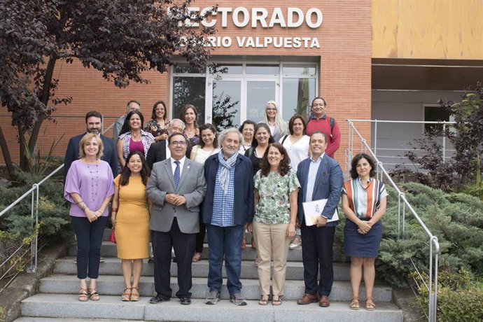 El rector de la Universidad Pablo de Olavide, Vicente Guzmán, y el presidente de la Fundación Sevilla Acoge, José Chamizo junto a las mujeres migrantes en la puerta del Retorado