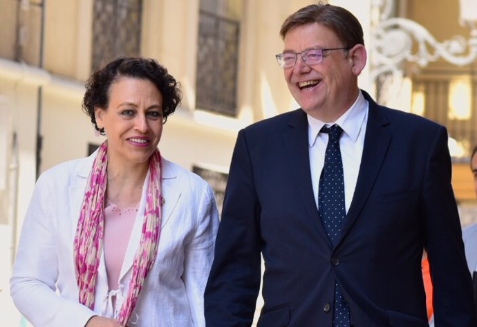 El president de la Generalitat, Ximo Puig, y  la ministra de Trabajo, Migraciones y Seguridad Social en funciones, Magdalena Valerio se dirigen a su reunión en el Palau de la Generalitat en Valencia.