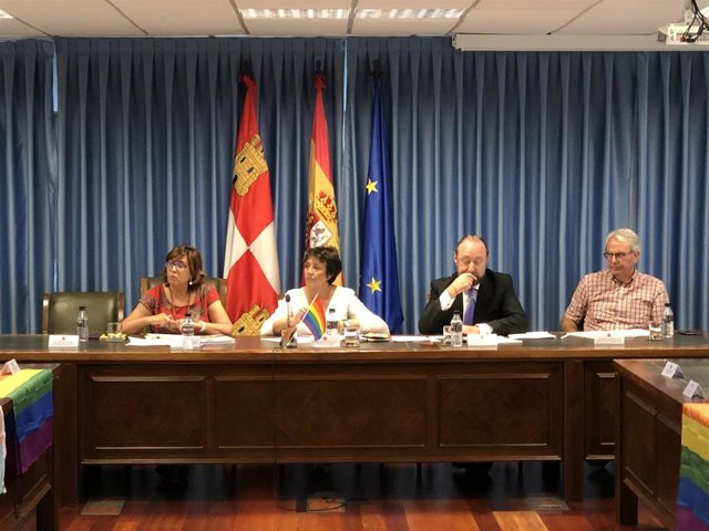 Mercedes Martín preside la reunión con colectivos LGTBi.