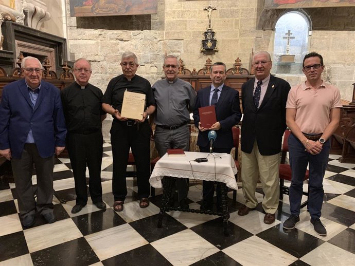 Presentación del libro "Salvamentos del Santo Cáliz en la guerra de Independencia (1809-1810)" en la capilla de San Pedro de la Catedral de Valencia