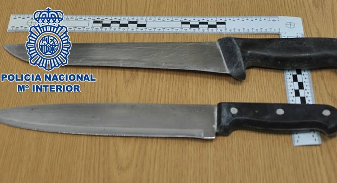 Cuchillos intervenidos por la Policía Nacional tras detener a un hombre por un delito de amenazas a una mujer