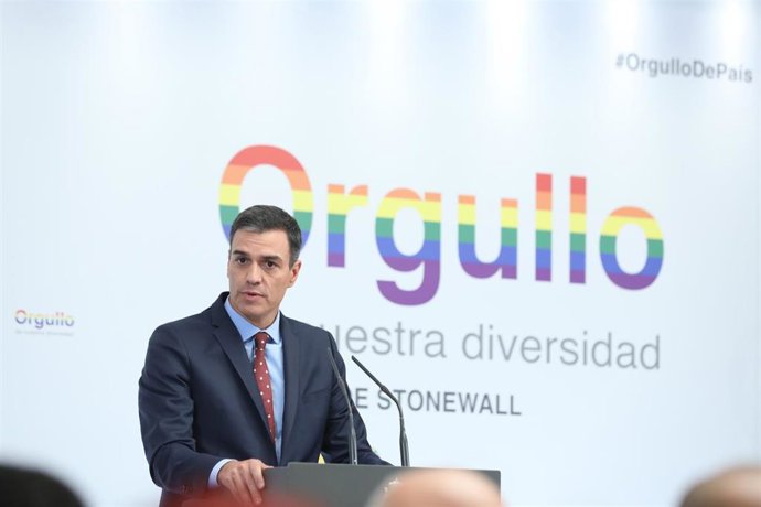 El presidente del Gobierno en funciones, Pedro Sánchez, durante su intervención en el acto de recibimiento a representantes del colectivo LGTBI en La Moncloa.