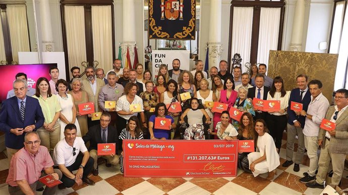 Foto de familia tras presentar la recaudación de la segunda edición de 'Soles de Málaga'