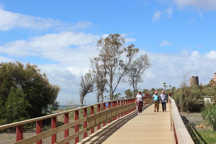 Ciudadanos pasean por la senda litoral en el municipio malagueño de Estepona