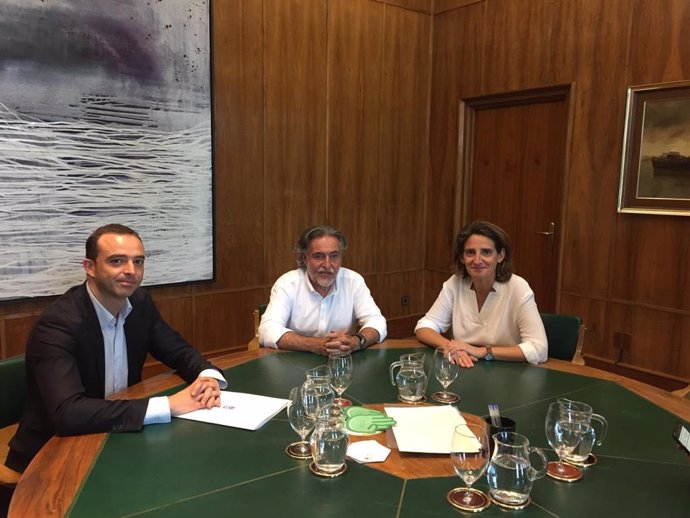 Los concejales socialistas en el Ayuntamiento de Madrid Alfredo González y Pepu Hernández con la ministra de Transición Ecológica, Teresa Ribero.