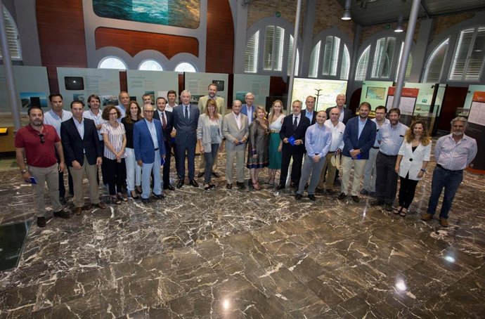 Asamblea de Huelvaport y el puerto de Huelva.