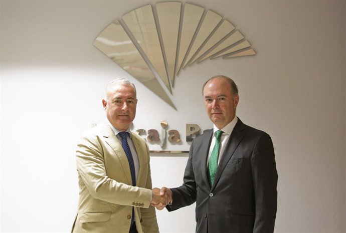 El decano del Colegio de Economistas de Málaga, Juan Carlos Robles (i) y el director territorial de Unicaja Banco en Málaga, José Manuel Alba (d).