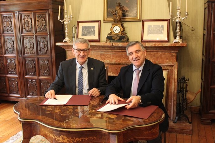 Firma del acuerdo entre la Universidad de Oviedo y Asata