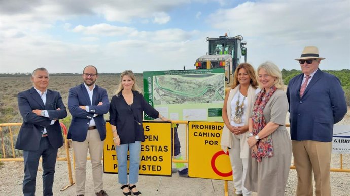 Ana Mestre y Mercedes Colombo con los representantes municipales de El Puerto y Puerto Real