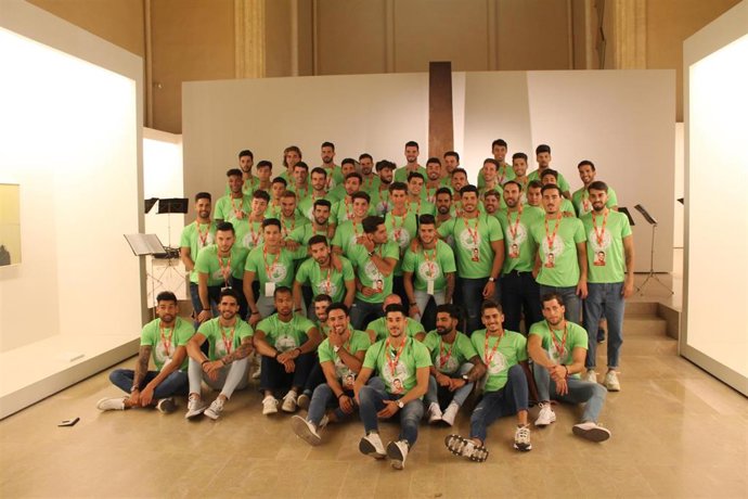 Los 52 candidatos a Míster España 2019 desembarcan en Cuenca revolucionando a turistas y vecinos