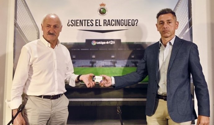 El presidente de honor verdiblanco, Juan Antonio Tuto Sañudo, y el director general del Racing, Víctor Alonso, durante la presentación de la campaña de abonados del Racing 2019/20.