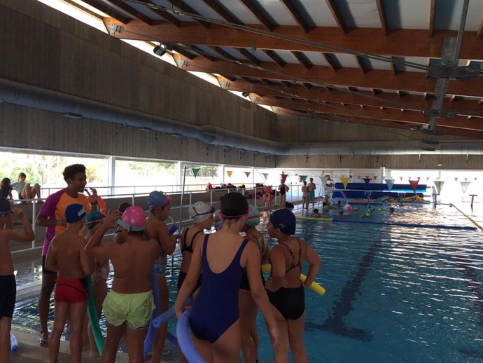 Imatge d'una activitat aqutica realitzada durant un campus d'estiu del Consell de Formentera