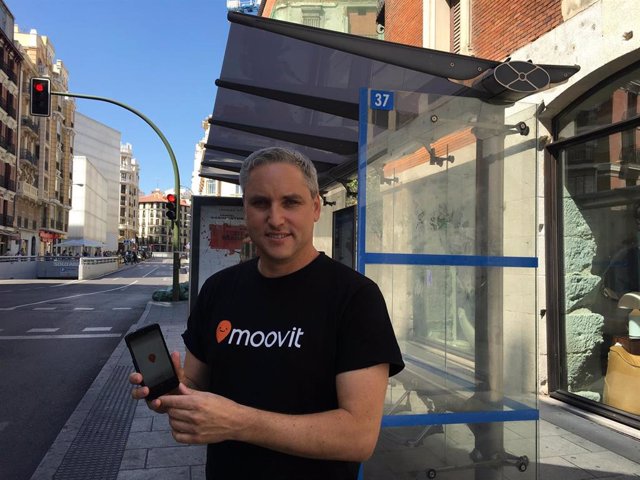 El director de Marketing y Crecimiento de Moovit, Yovav Meydad, en una parada de autobús de Madrid