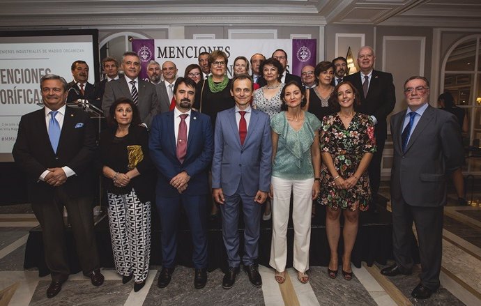 Los ministros Pedro Duque y Reyes Maroto, con los premiados con las XIX Menciones Honoríficas del Colegio Oficial de Ingenieros Industriales de Madrid (COIIM)