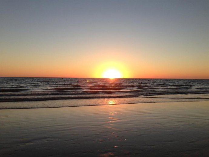 Turismo. Playa. Sol. Atardecer. Mar.