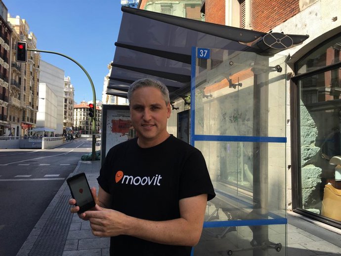 El director de Marketing y Crecimiento de Moovit, Yovav Meydad, en una parada de autobús de Madrid