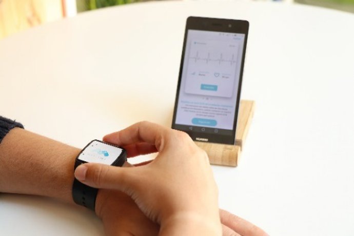 RITHMI, una pulsera inteligente que previene el ictus y cuida el corazón