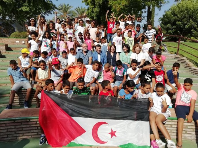 Bellido (centro), junto a Pedregal , rodeados de niños saharauis que disfrutan en Córdoba de 'Vacaciones en Paz'.