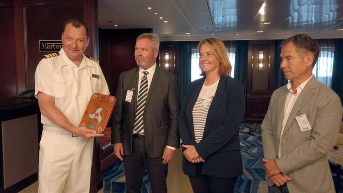 Entrega de una metopa al capitán del crucero Sirena en Motril