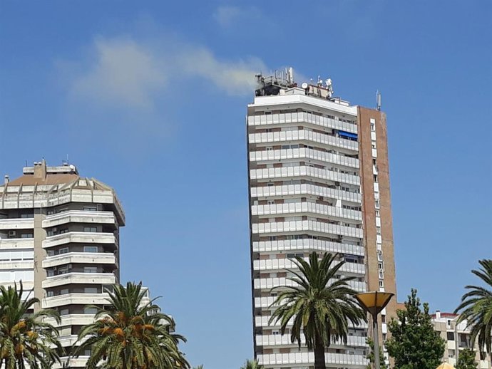 Incendio en la azotea de un bloque de pisos en Huelva.
