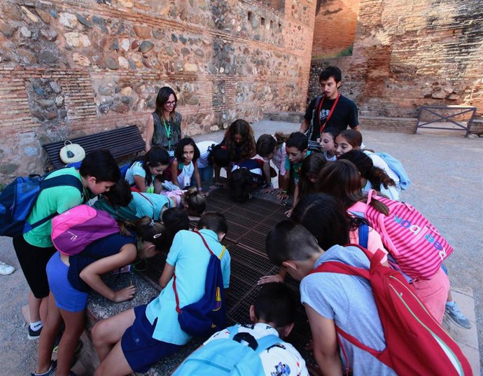 Niños participan en el programa Verano en la Alhambra