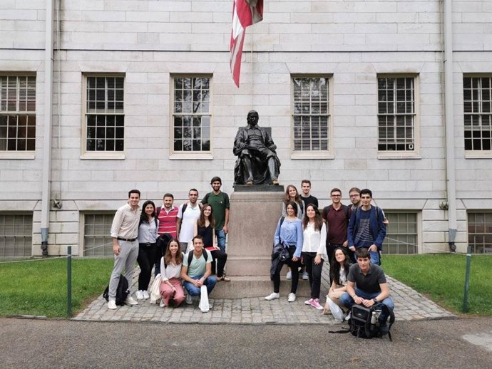Un graduado en Tecnologías Industriales de la US, Pablo Bellido, visita Harvard y el MIT de Boston gracias a 'Movers by FUE'