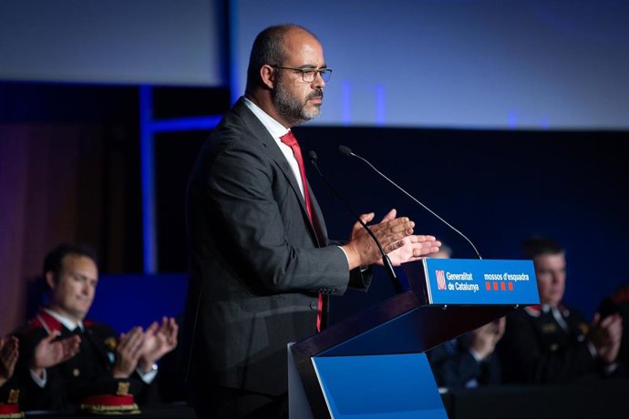 El conseller de Interior de la Generalitat de Catalunya, Miquel Buch, interviene en el acto central del Dia de les Esquadres en Barcelona en el que se reconoce la profesionalidad del cuerpo de Mossos.