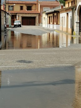 Balsas de agua en la calle Nueva de Pedrajas de San Esteban.