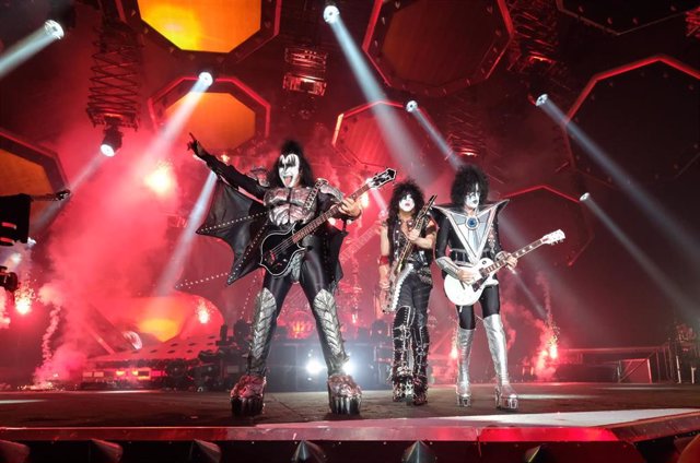 27 May 2019, Saxony, Leipzig: American-Israeli musician Gene Simmons (L-R), American musician Paul Stanley and American musician Thommy Thayer from the US-American band "Kiss" perform during the German tour "End of the Road" in the Arena Leipzig. Photo: S
