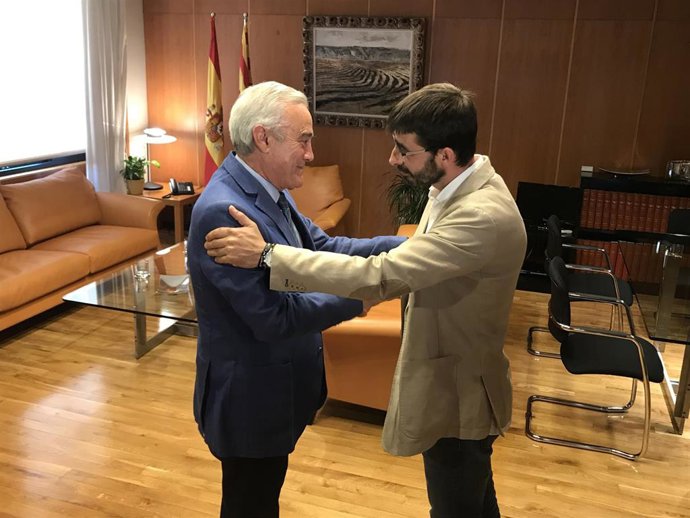 El presidente de las Cortes de Aragón, el socialista Javier Sada, ha iniciado con el diputado de IU, Álvaro Sanz, la ronda de contactos con los portavoes de los grupos para designar a un candidato a la Presidencia de Aragón.