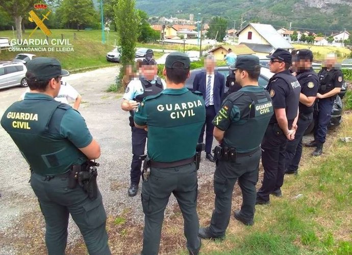 Agentes de la Guardia Civil de  la Comandancia de Lleida, de la Gendarmeria francesa y del Cuerpo de Aduanas Francés