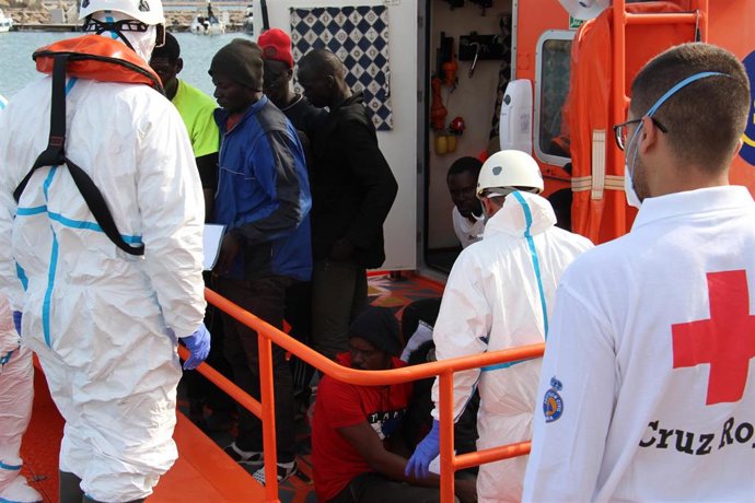 Llegada de los ocupantes de una patera al puerto de Málaga en una imagen de archivo