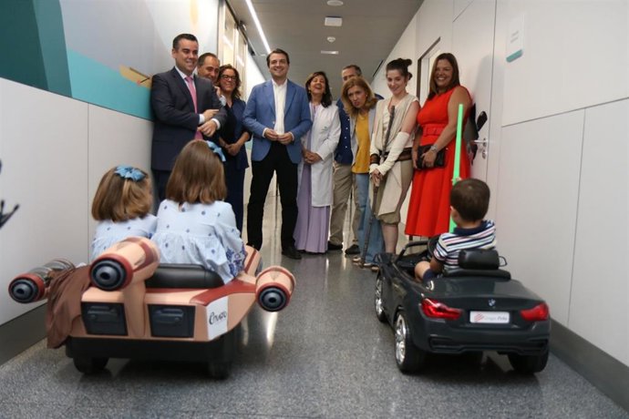 Bellido (centro), la directora gerente, delegada de Salud y representantes de las empresas que han donado los vehículos infantiles