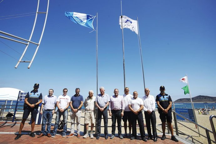 La playa de Las Canteras iza las Bandera Azul y la Q de Calidad Turística