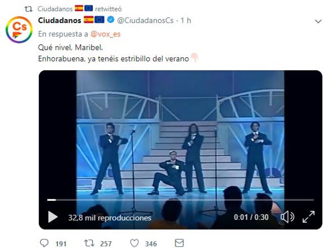 (I-D) El líder de Vox, Santiago Abascal; y el secretario general del partido, Javier Ortega Smith durante una rueda de prensa en el Congreso de los Diputados.