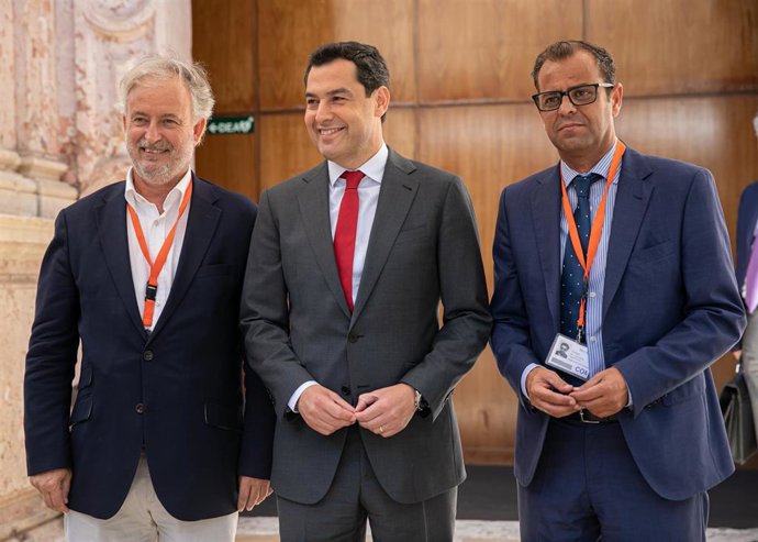 Primera jornada del Pleno del Parlamento andaluz. El presidente del Consejo de la RTVA, Rafael Porras (i); el director general de la RTVA, Juande Mellado (d) y el presidente de la Junta, Juanma Moreno (c)  tras la aprobación de los cargos.