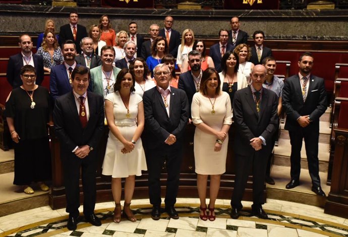 Foto de familia de los concejales del ayutamiento de Valencia tras la sesión de constitución del Ayuntamiento de Valencia, en la que aparecen (en primera fila de I-D) : El concejal de Ciudadanos-Valencia, Fernando Giner, la concejala del PSOE- VALENCIA,